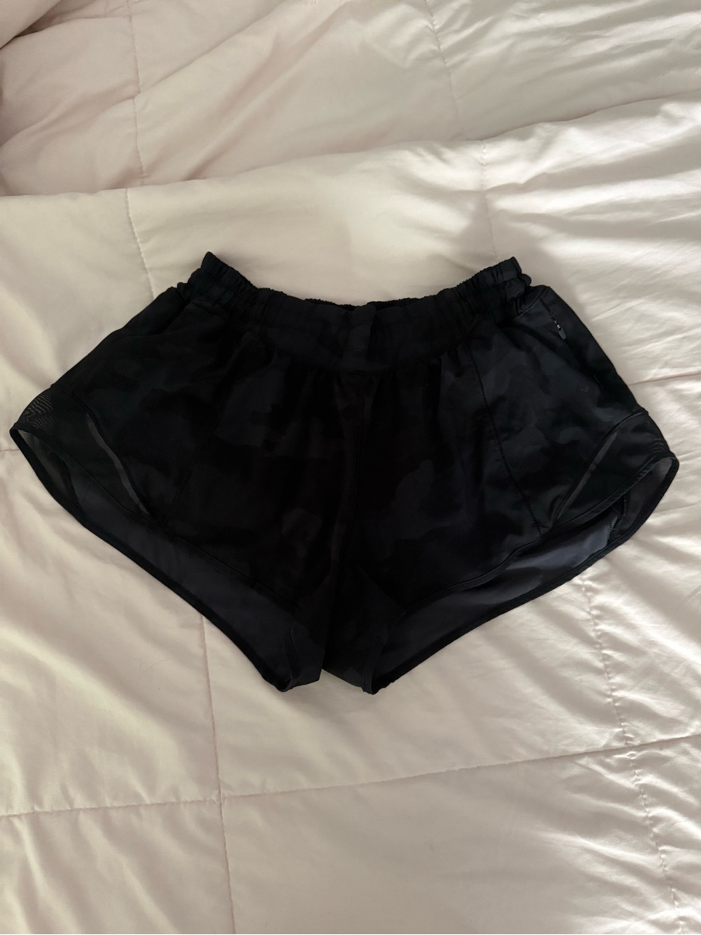 Lulu Lemon Hotty Hot Low-Rise Lined Short 2.5" Size: 6 Color: Black Camo